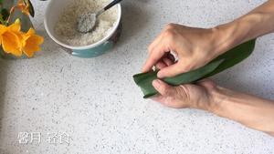 一分钟学会包粽子2（视频龙舟粽）的做法 步骤5