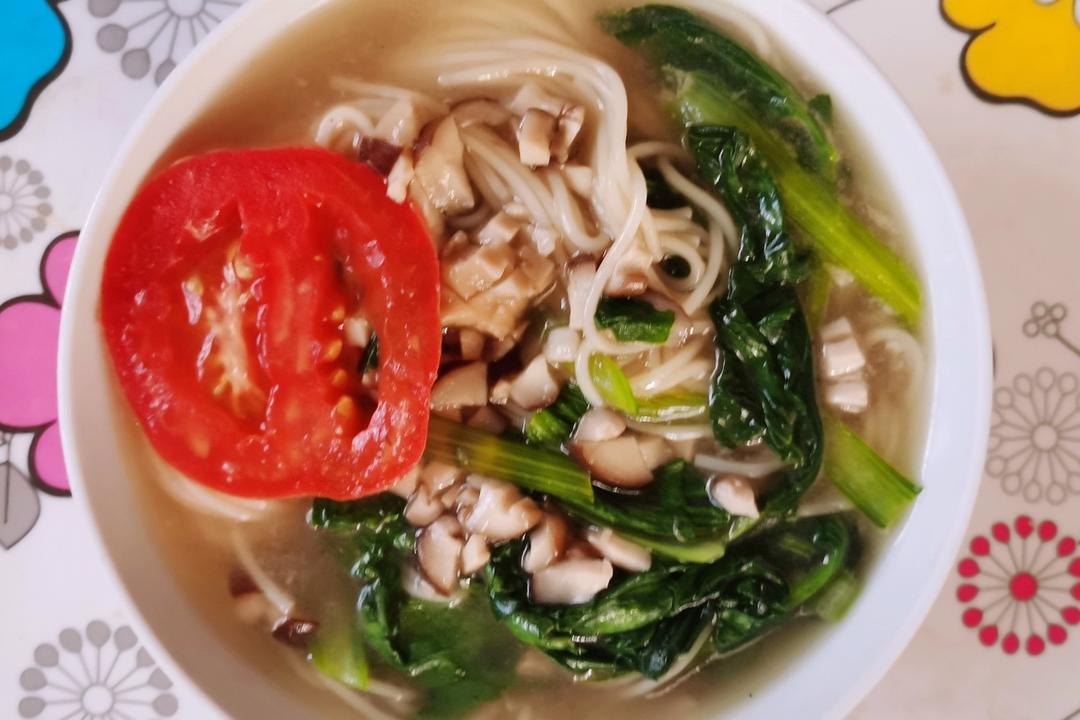 菌汤面条 看得见的香菇 尝得到的鲜美 这才是真正的菌汤