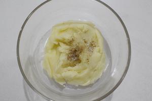 土豆蛋黄酥的做法 步骤3