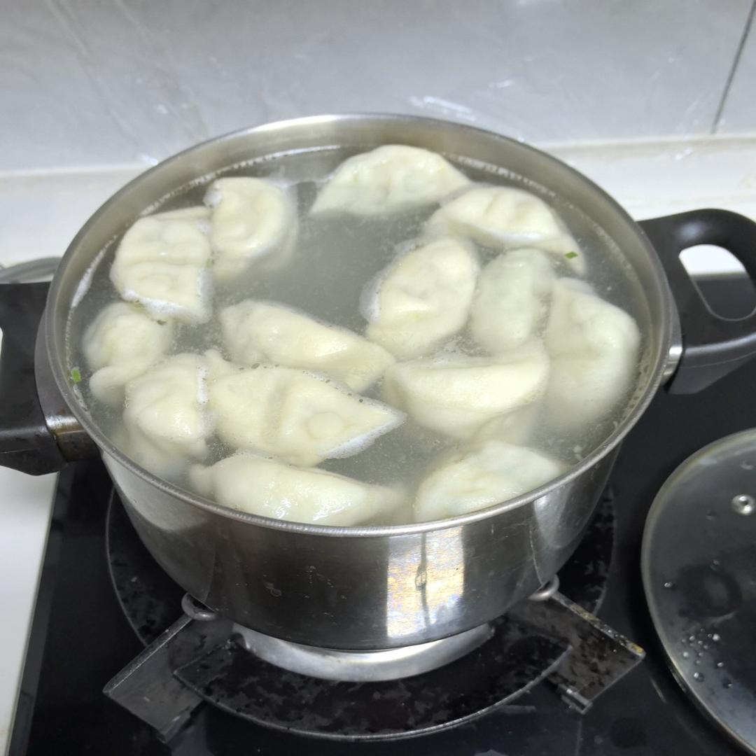 教你正确煮速冻饺子的方法，不干裂不破皮不粘锅！