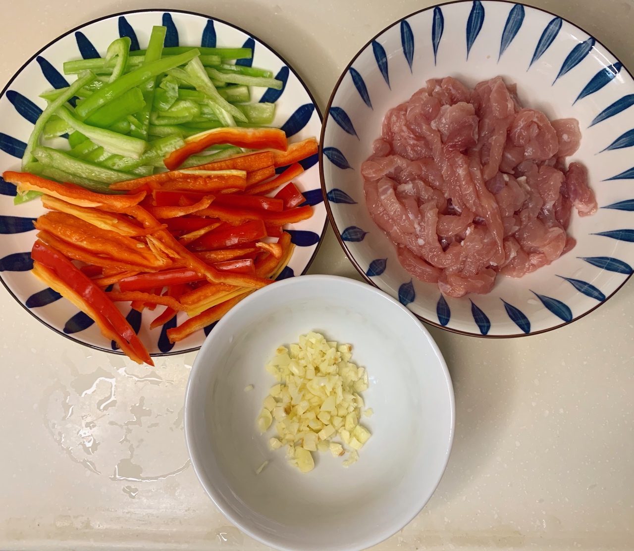米饭杀手❗️超下饭的双椒炒肉丝的做法 步骤1