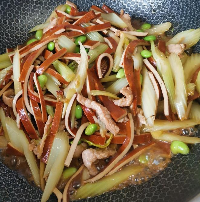 药芹豆干这样炒，吃了忘不了。的做法