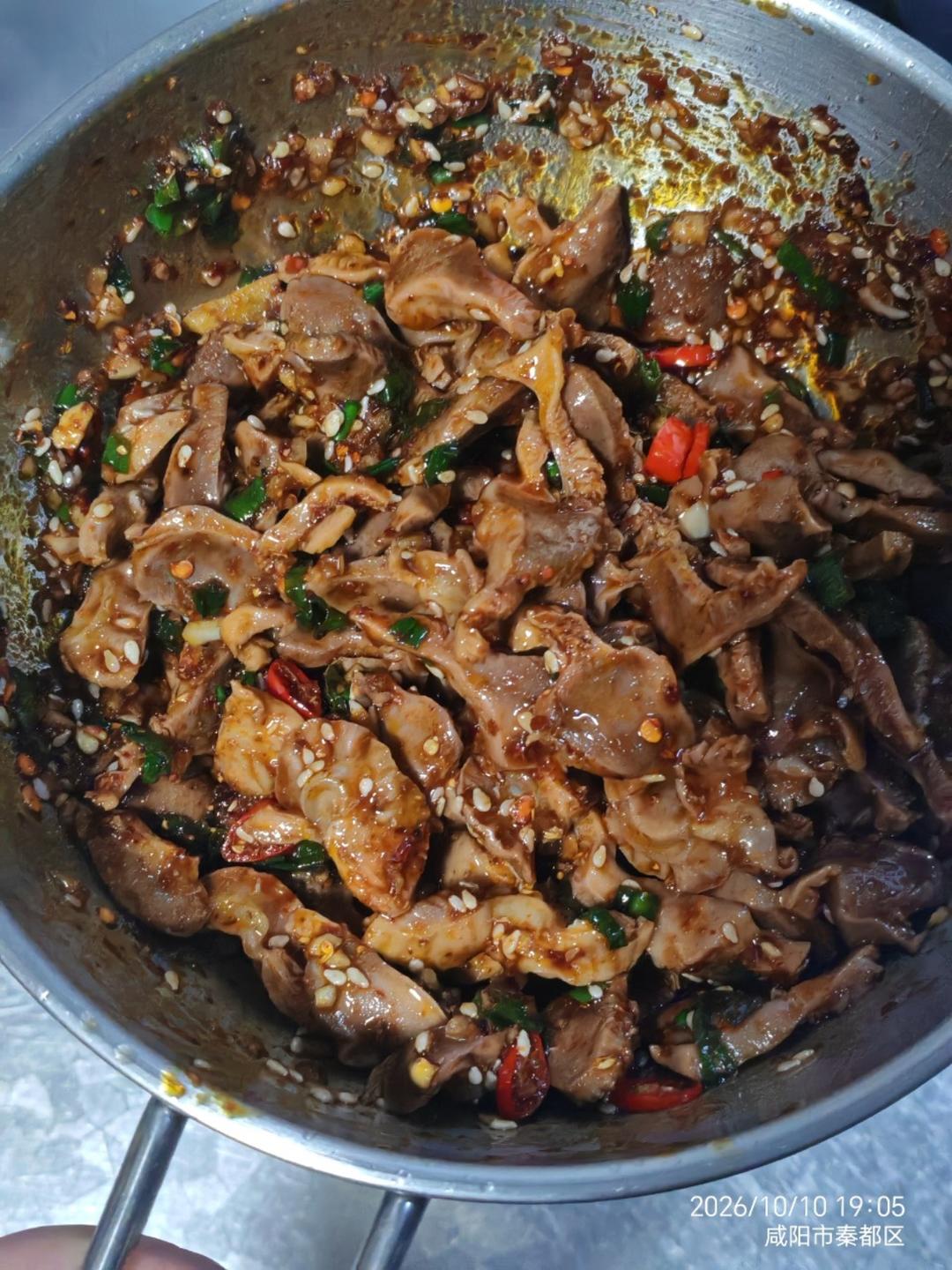 凉拌鸡胗，酱汁拌鞋底都好吃