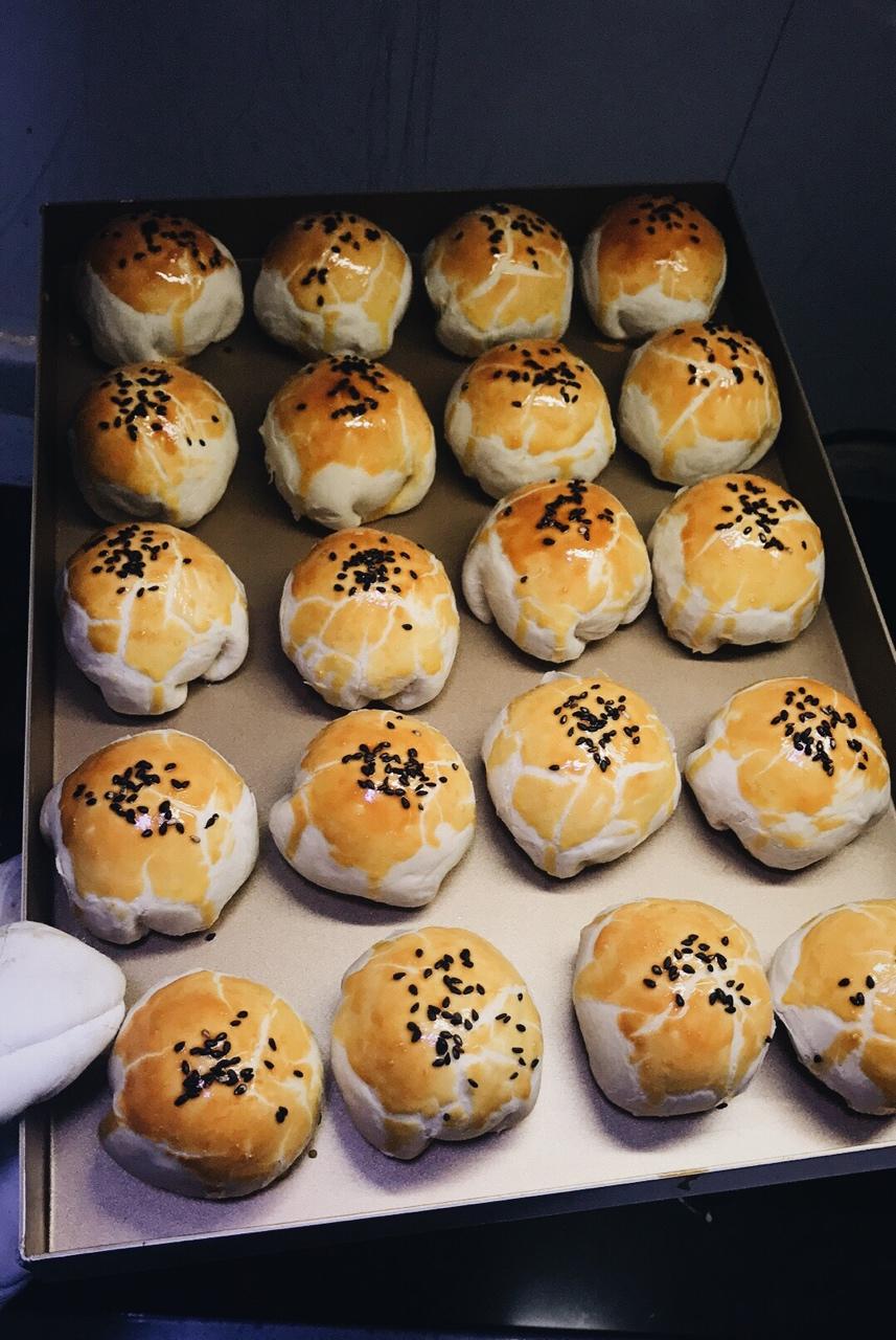 【肉松蛋黄酥】 酥香四溢