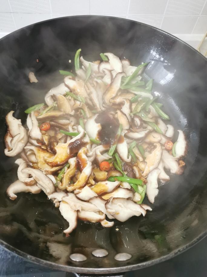 年夜饭素菜【素炒香菇】比肉香的做法 步骤6