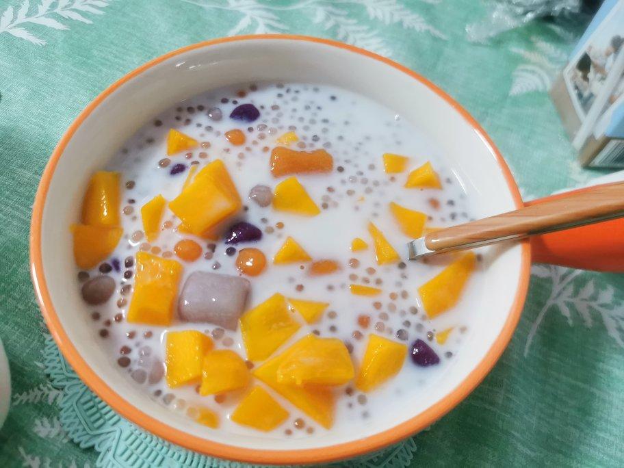 siven妈妈做的芋圆芒果椰奶西米露