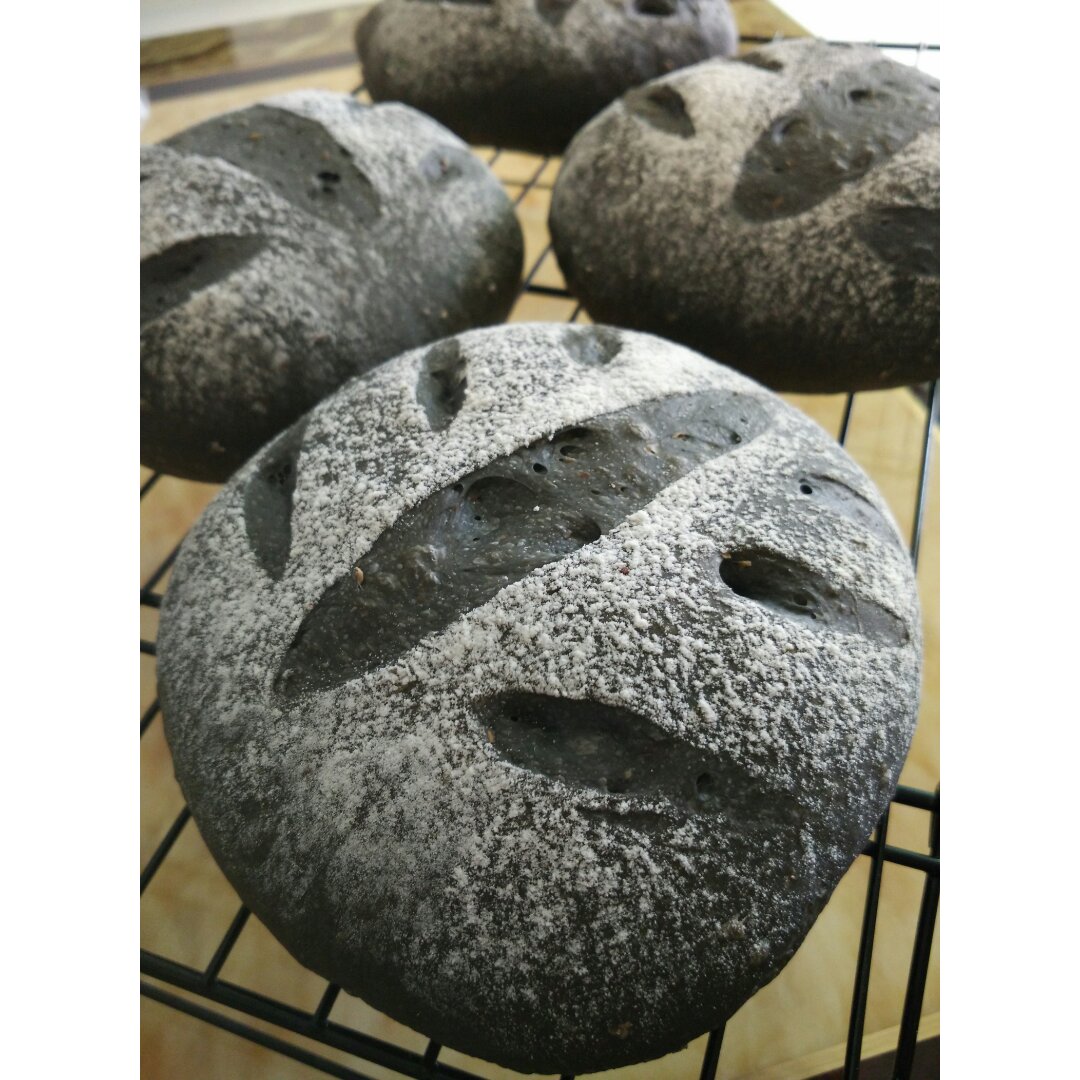 黑到底-墨鱼竹炭乳酪面包