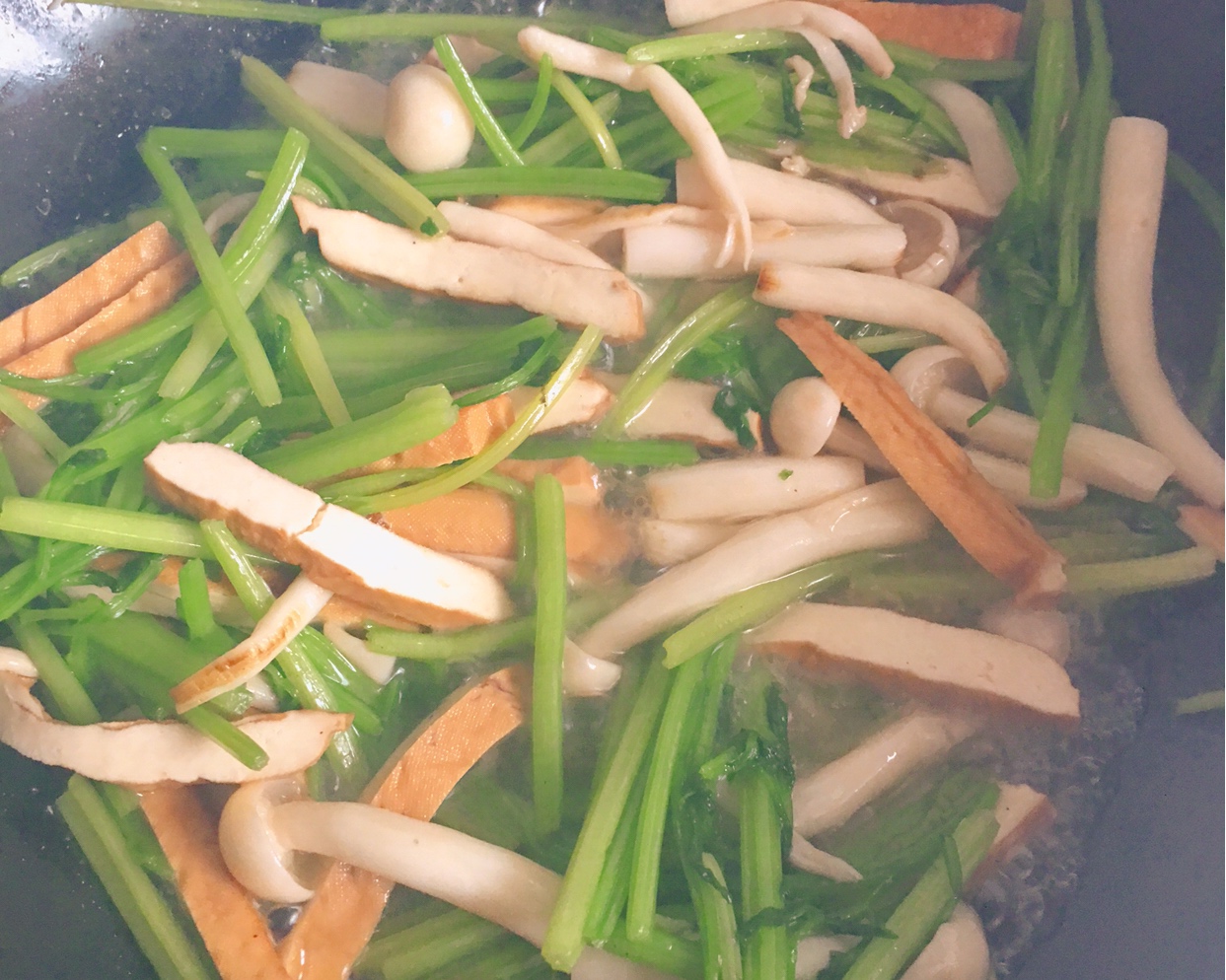 芹菜海鲜菇炒豆干的做法