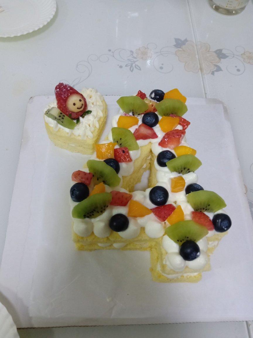 思佳妈咪做的4岁数字生日蛋糕
