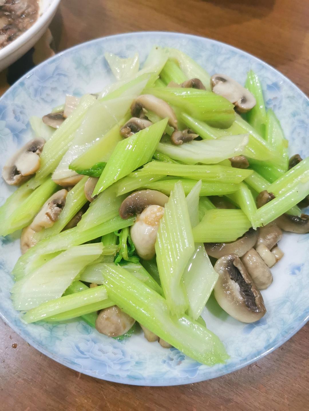 西芹炒蘑菇，比肉还香的蘑菇（口菇）热量低的减脂餐