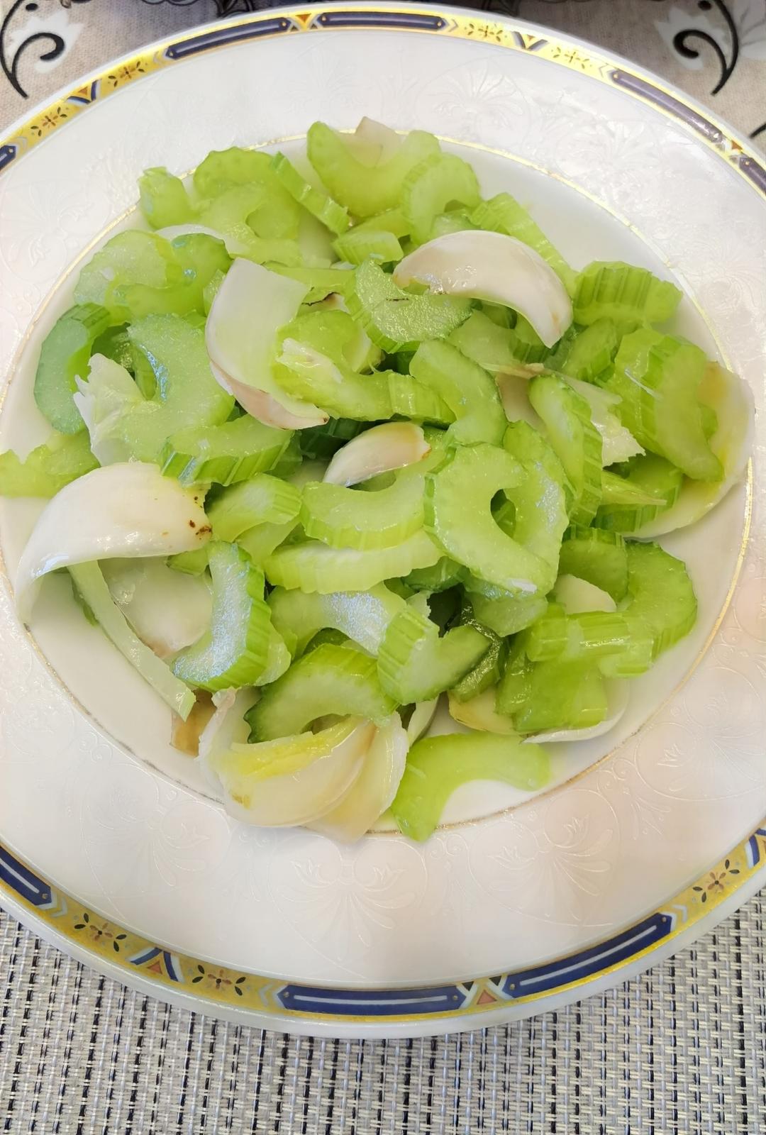 小美家常菜第四十一道——西芹炒百合