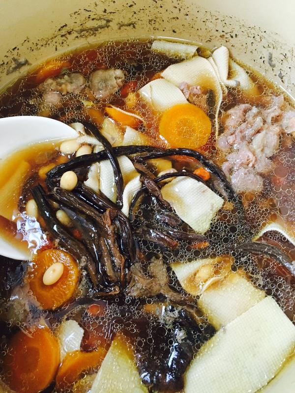 茶树菇黄豆脊骨汤