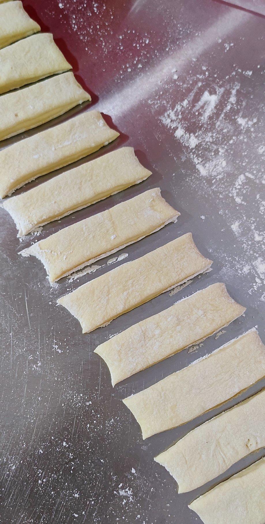 蓬松多孔炸油条的详细做法（普通面粉版） 配方很重要&和面手法也有讲究