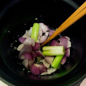 辣白菜排骨煲(铸铁珐琅锅不加水版)的做法 步骤5