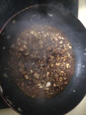 油辣子香菇肉酱拌面的做法 步骤4