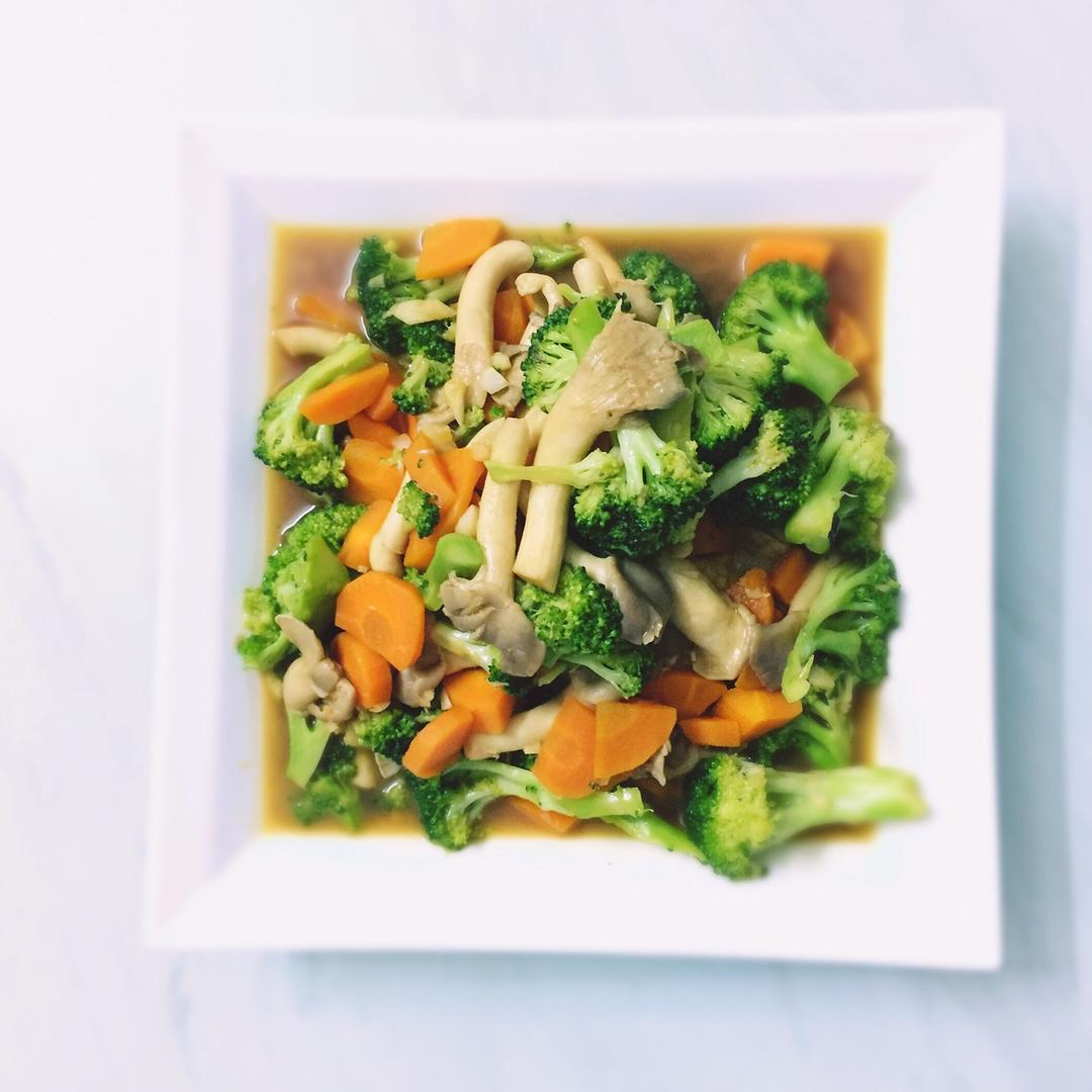 百姓人家——西兰花胡萝卜炒蘑菇