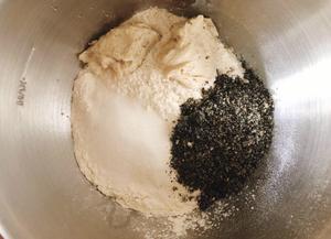 可儿的黑芝麻贝果--给妈妈定制一款面包吧的做法 步骤3