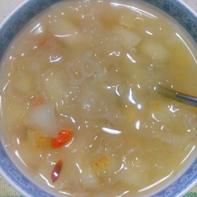 淡淡的碧螺春做的滋阴润肺养胃生津冰糖雪梨银耳羹