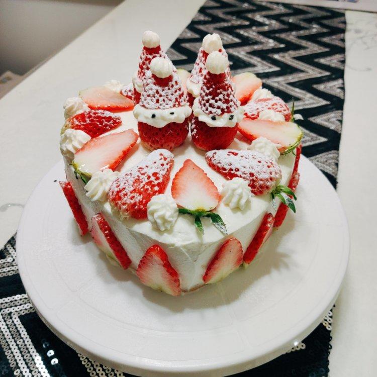 鲜奶草莓心形蛋糕