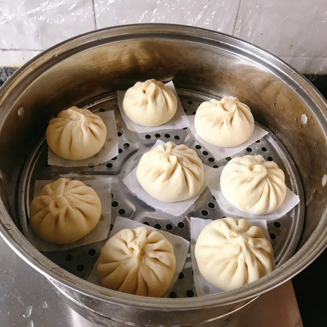 松软多汁的肉包子
