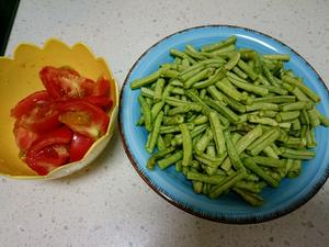 下饭菜西红柿炒豆角的做法 步骤1