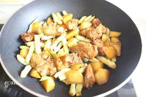 土豆扁豆炖排骨（配冷面饼）的做法 步骤6