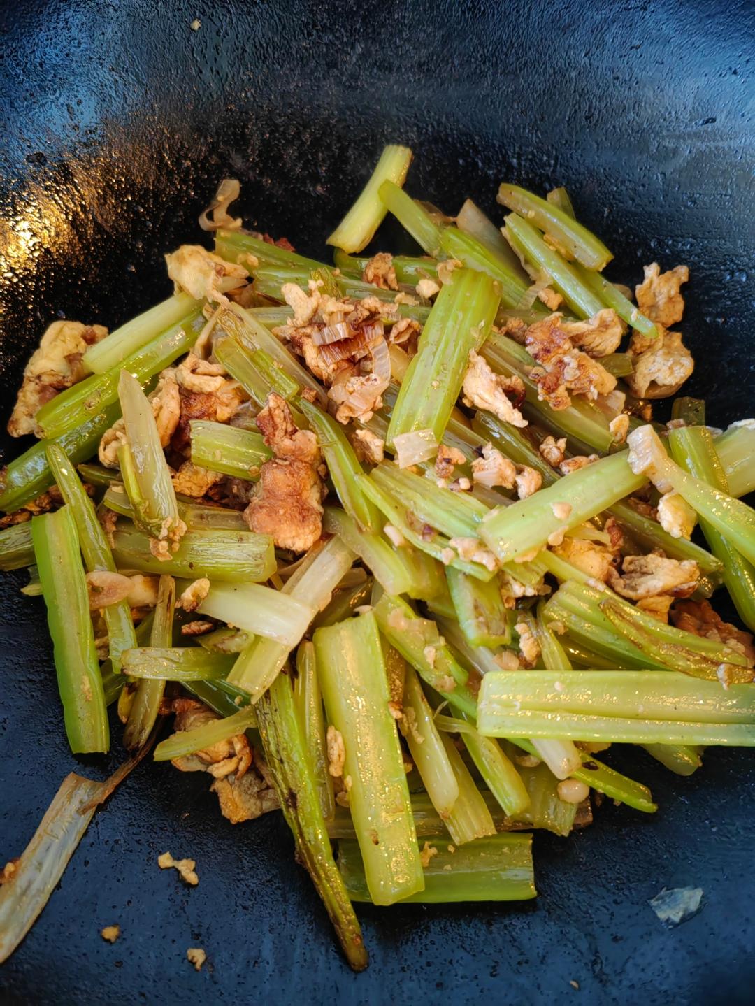 芹菜炒鸡蛋(超级简单的快手菜呀~)