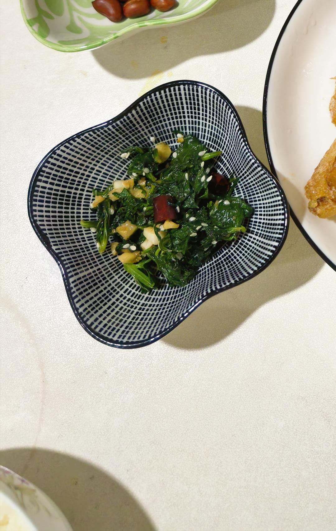 简单的凉拌芹菜叶