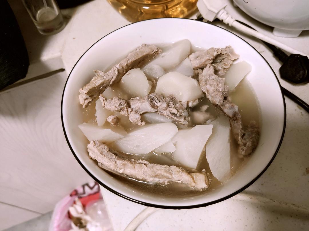 清淡解腻的「萝卜排骨汤」