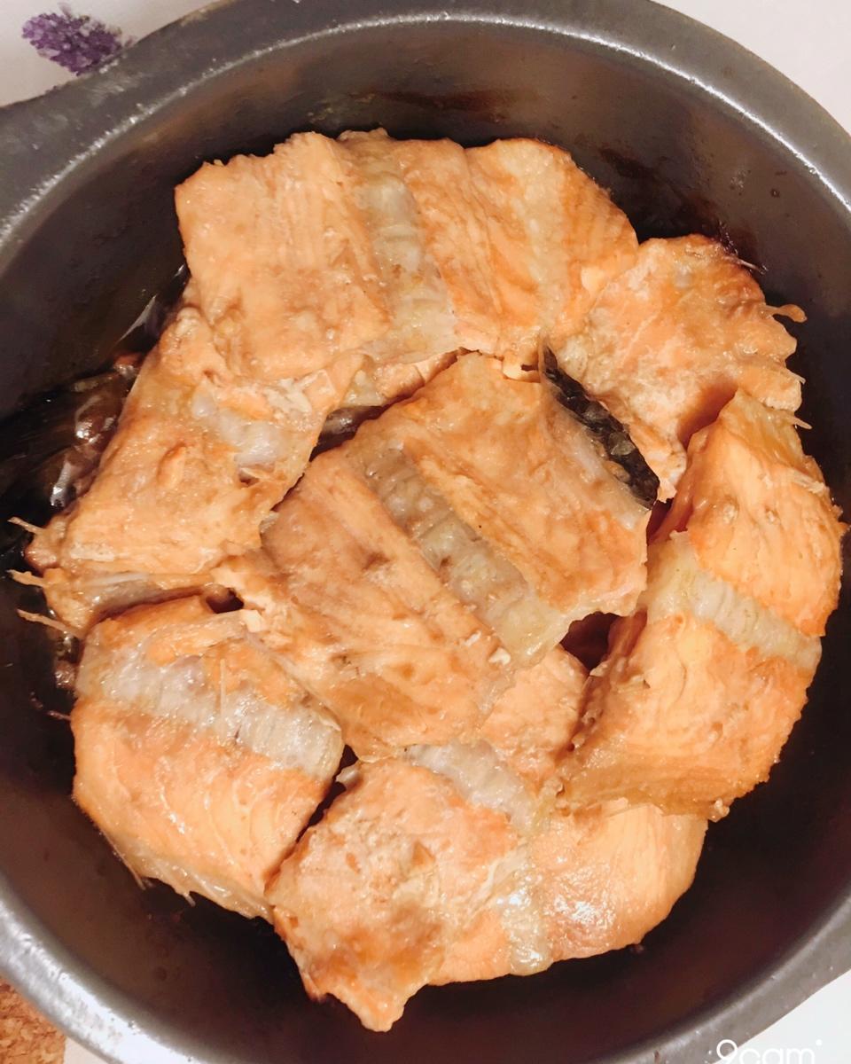 砂锅三文鱼头，这样就可以做《中餐厅》张亮拿手菜