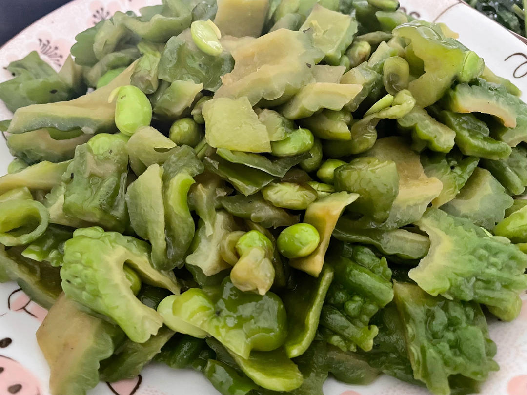 青椒黄豆炒苦瓜，夏日农家菜，清香新鲜，低脂营养