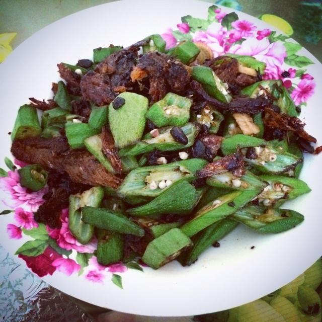 秋葵炒豆豉鲮鱼的做法