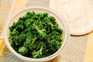 十分钟烤羽衣甘蓝 - Kale Chips的做法 步骤2