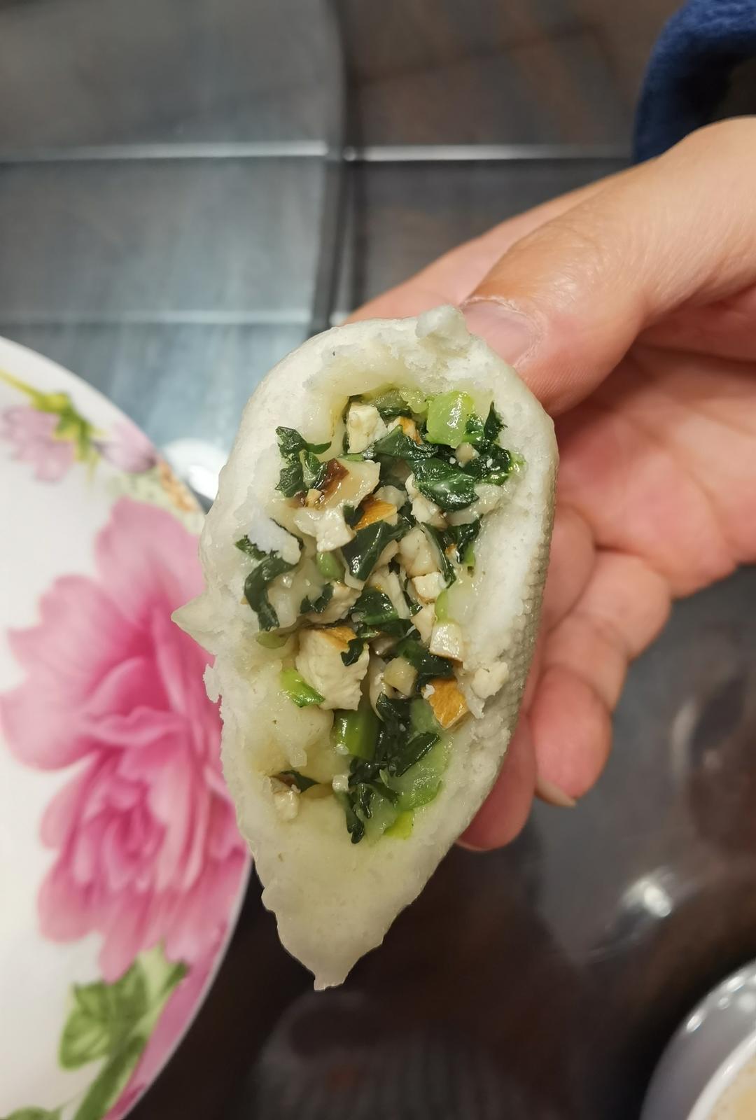 碧绿的香菇菜包子