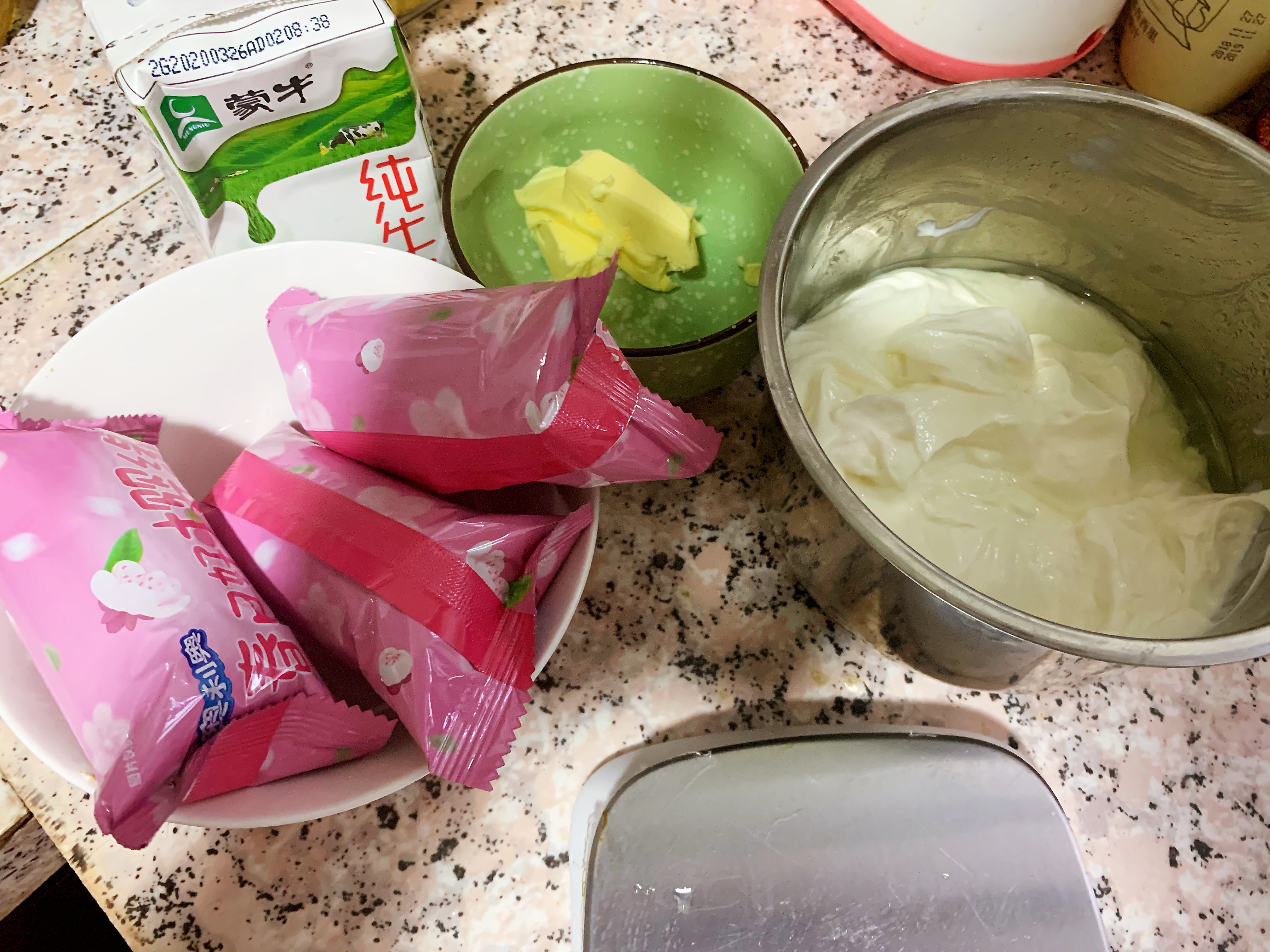 低卡美味的奥利奥樱花慕斯蛋糕（自制酸奶版）的做法 步骤1