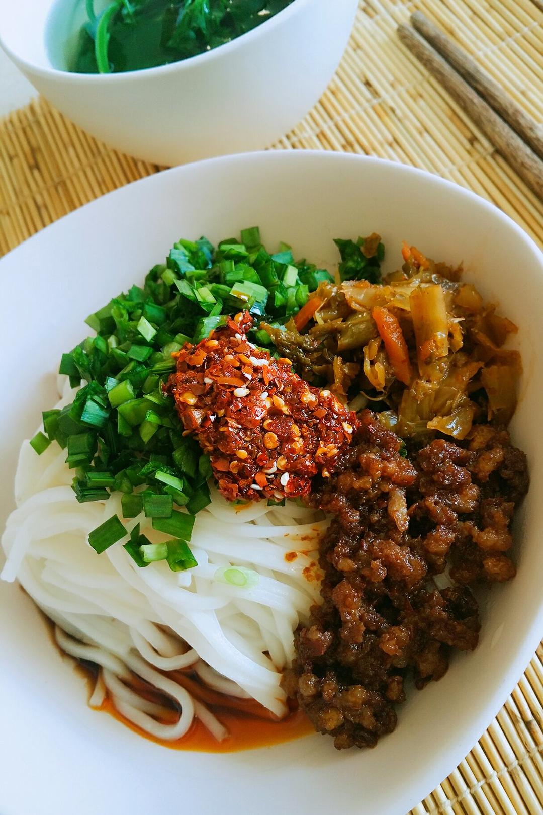 好滋味##小豆子#周末餐桌上91,麻麻牌卤饵丝或卤面99系住校生必点