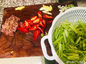 芹菜炒牛肉的做法 步骤1