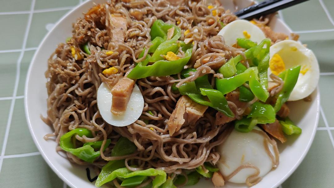 蕎麥面拌雞胸肉拌雞蛋