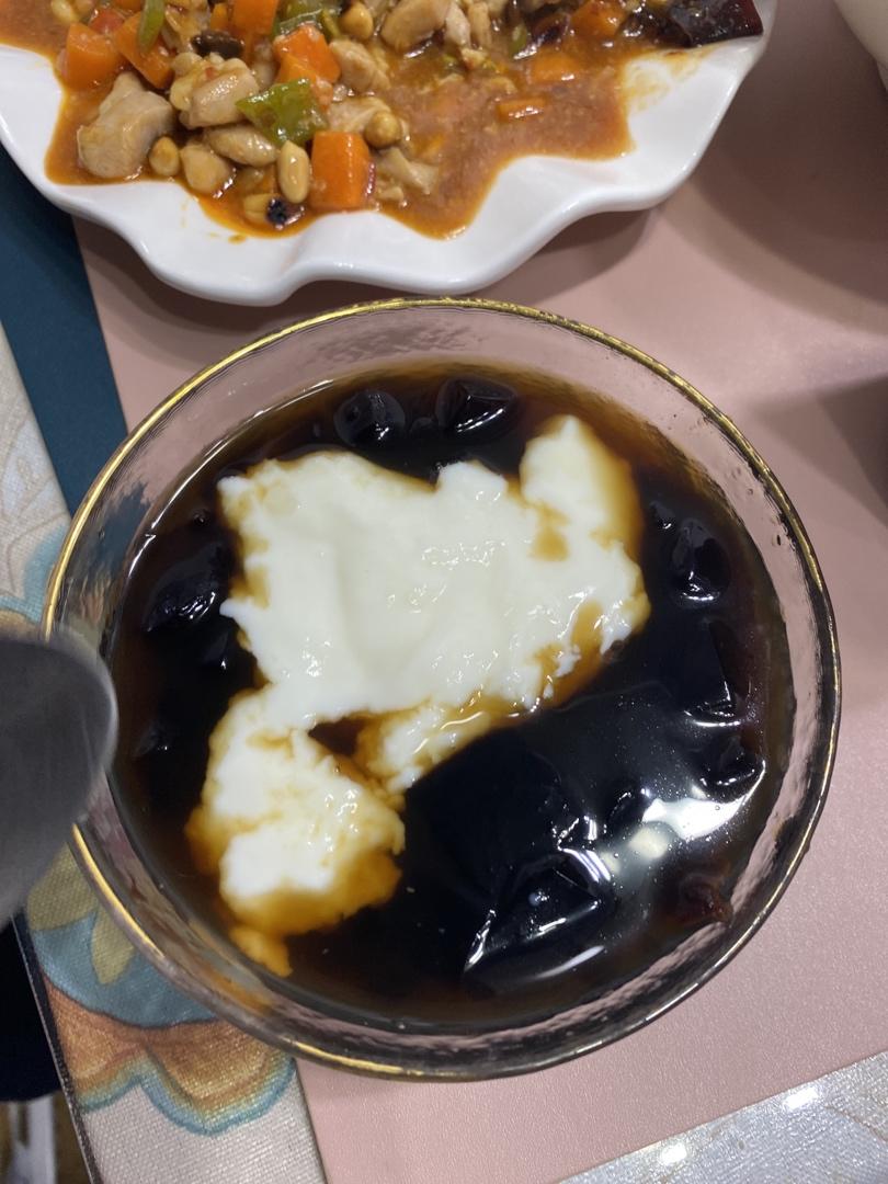 红糖鲜奶麻薯冰，材料做法简单，冷热皆可，好吃到转圈圈