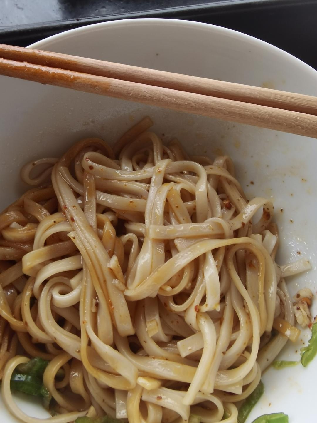 十分钟就能吃上的超简单油泼面