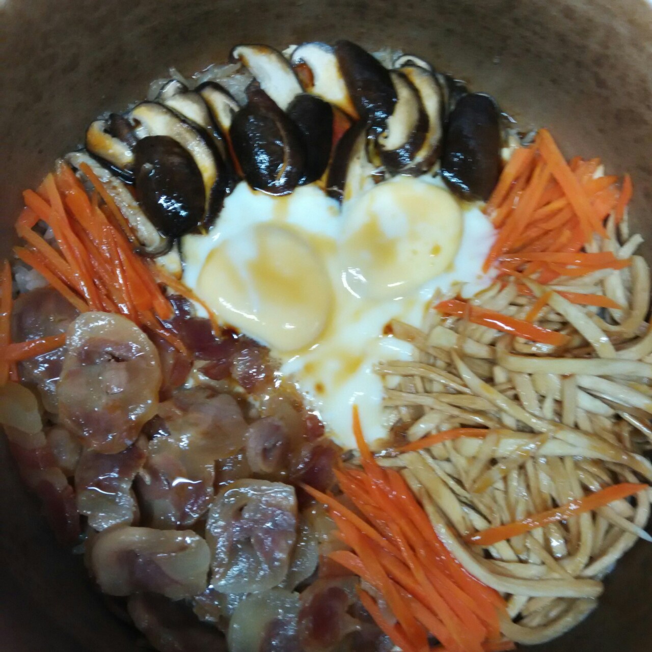 广式腊味煲仔饭