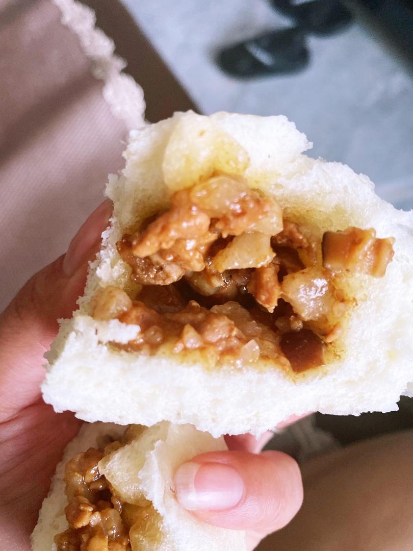 云朵般松软爆浆蜜汁叉烧包