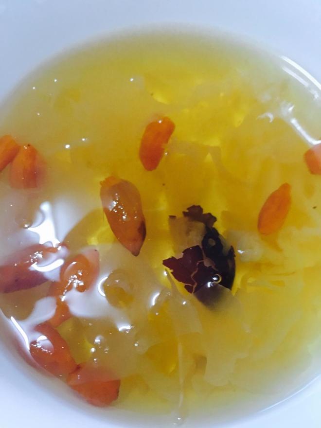 银耳红枣枸杞糖水的做法