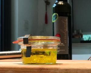 万用蒜香橄榄油|基础烹饪油的做法 步骤2