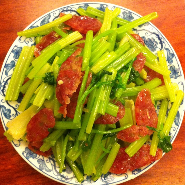 腊肠炒芹菜