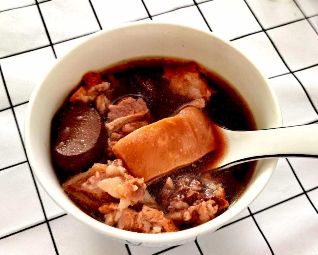 黑蒜花胶炖排骨