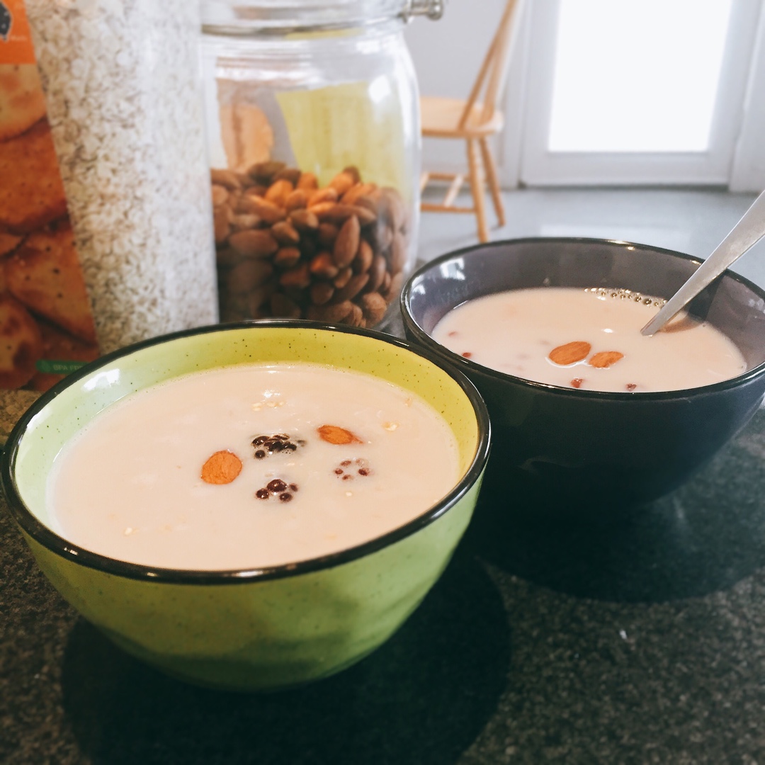 红枣红豆薏仁牛奶粥