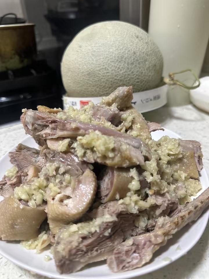 盐水鸭，不焯水，仅需一个小妙招，一只鸭腿足够有滋有味