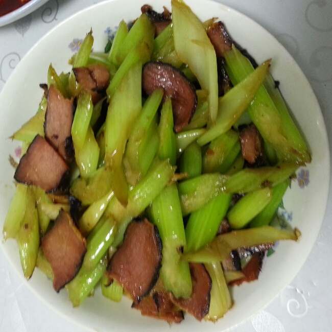 青椒芹菜炒腊肉