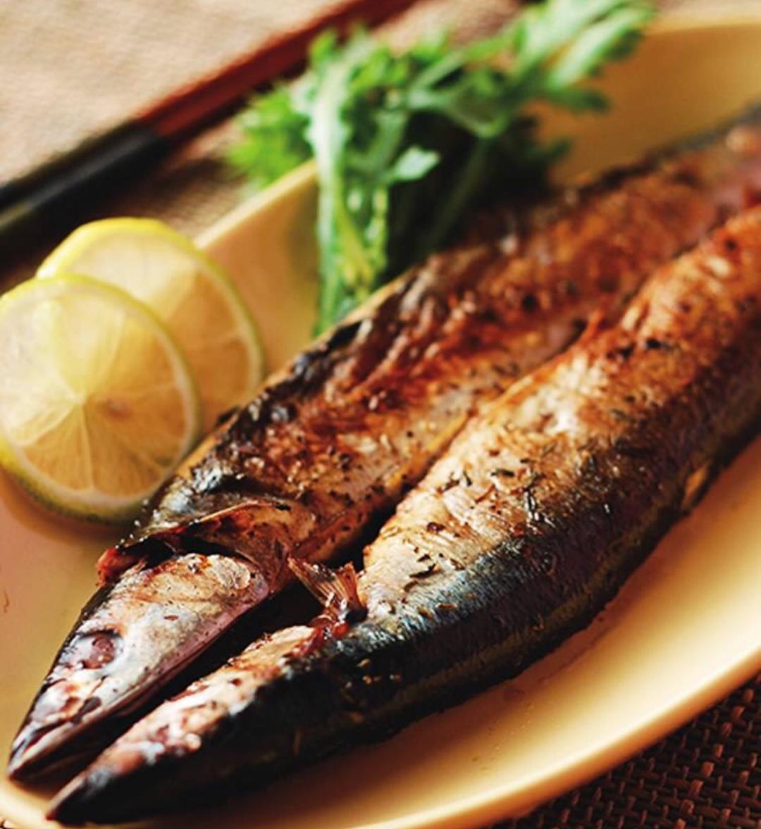 烤秋刀鱼（内附不破肚取肠术）猫和你都想了解的美味的做法